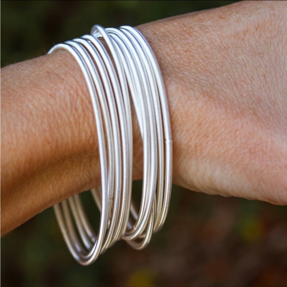Women Guitar string platinum color . Includes 20 bracelets.